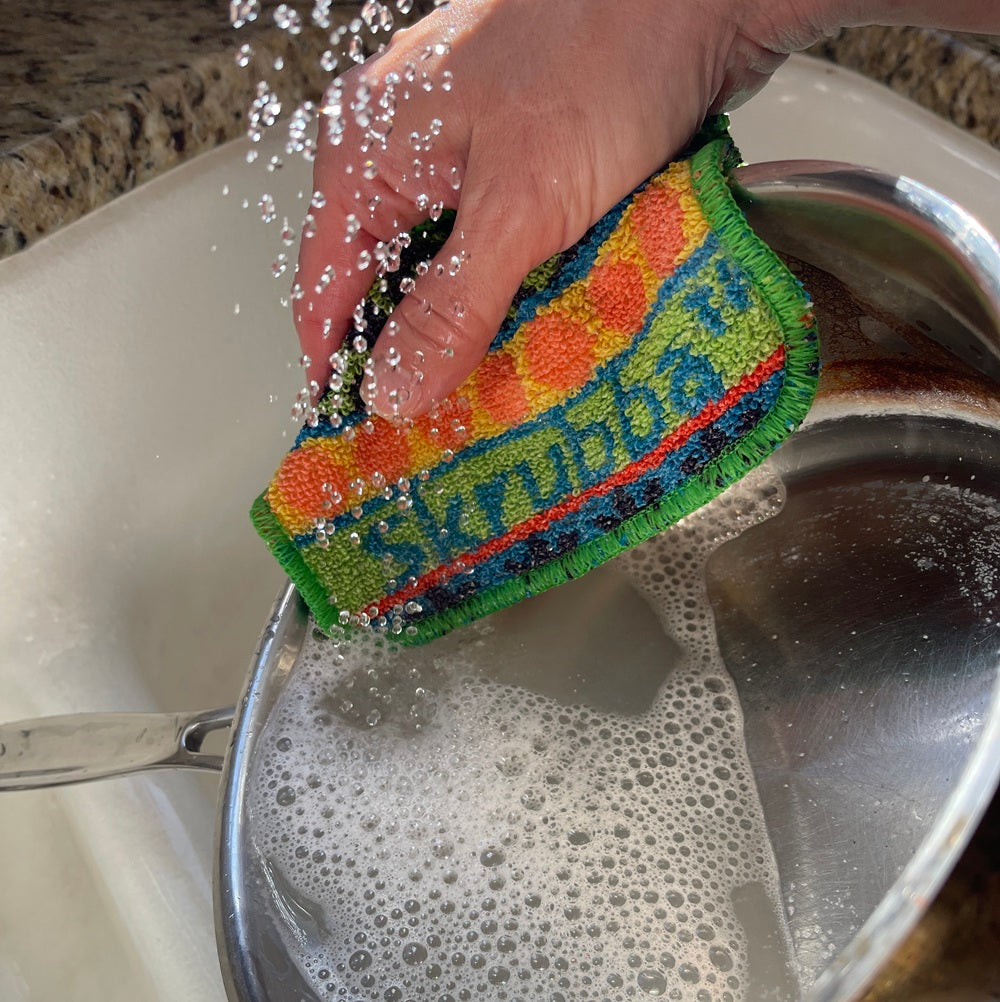 Skrubba washing a pan